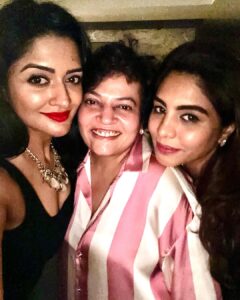 Vimala Raman Instagram - #happybirthday celebrations for my fav gorgeous @meramyakrishnan 😍😘🎂🥳❤️ love you and stay crazy blessed my darling 😘😘
.
.
.
#aboutlastnight #hbd #celebration #party #tradition #friendslikefamily #love #fun #blessed #ramyakrishnan #vinayrai #actor #actors #actress #vimalaraman
