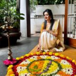 Vimala Raman Instagram – Onam Ashamsakal from me to You all ❤️🫶🏽🎆🥳
.
.
.
#onam #onamashamsakal #onamcelebration #pookolam #feel #thattimeoftheyear #love #malayalam #white #kerala #fashion #saree #actor #actress #vimalaraman Chennai