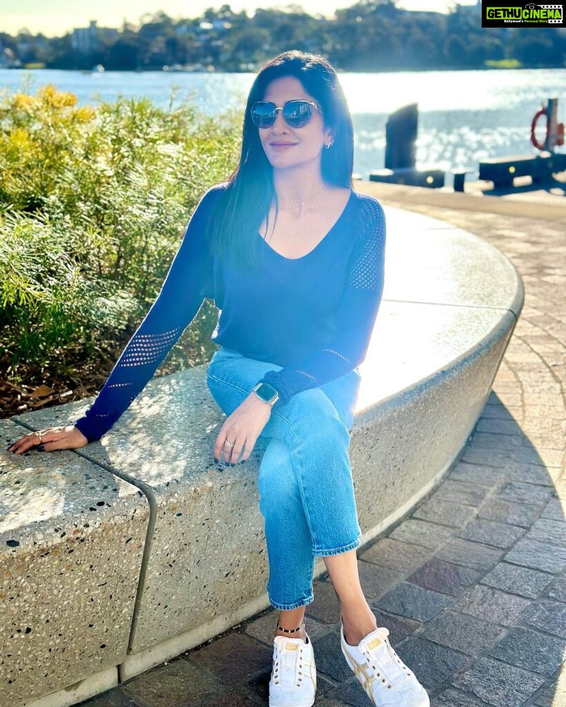 Vimala Raman Instagram - 🦋 A little golden hour . . . #sydney #barangaroo #city #goldenhour #water #happiness #happy #love #postoftheday #water #waterfront #pic #style #winter #athome #home #instagood #love #goldenhour #actor #actress #vimalaraman
