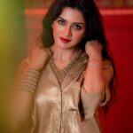 Vimala Raman Instagram - Shine bright like a diamond 💎❤️ And to the team that always make me shine bright 😘🫶🏽❤️ Shoot organised by @rrajeshananda #photographer @camerasenthil #makeupartist @makeupibrahim #hairstylist @hairstylists_vijayaraghavan @yasinhairstylist . . . #new #latest #photography #photoshoot #shoot #chennai #fashion #style #glitz #glam #glamourous #hot #gold #shine #shirt #love #cinema #movie #instagood #explore #actor #actress #vimalaraman