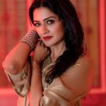 Vimala Raman Instagram - Shine bright like a diamond 💎❤️ And to the team that always make me shine bright 😘🫶🏽❤️ Shoot organised by @rrajeshananda #photographer @camerasenthil #makeupartist @makeupibrahim #hairstylist @hairstylists_vijayaraghavan @yasinhairstylist . . . #new #latest #photography #photoshoot #shoot #chennai #fashion #style #glitz #glam #glamourous #hot #gold #shine #shirt #love #cinema #movie #instagood #explore #actor #actress #vimalaraman