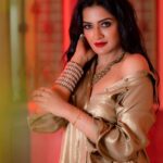 Vimala Raman Instagram - Shine bright like a diamond 💎❤️ And to the team that always make me shine bright 😘🫶🏽❤️ Shoot organised by @rrajeshananda #photographer @camerasenthil #makeupartist @makeupibrahim #hairstylist @hairstylists_vijayaraghavan @yasinhairstylist . . . #new #latest #photography #photoshoot #shoot #chennai #fashion #style #glitz #glam #glamourous #hot #gold #shine #shirt #love #cinema #movie #instagood #explore #actor #actress #vimalaraman
