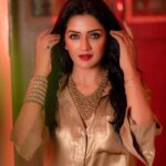 Vimala Raman Instagram - Escape the ordinary 💫✨ Now back with my most loving family of talent 😘❤️🥰🙏🏻 #photographer - @camerasenthil #makeup - @makeupibrahim #hair - @hairstylists_vijayaraghavan @yasinhairstylist Shoot Organised by @rrajeshananda . . . #latest #photoshoot #shoot #chennai #fashion #style #love #glamour #hot #glam #glitz #gold #golden #july #new #team #actor #actress #indiancinema #cinema #movie #explore #instagood #vimalaraman