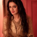Vimala Raman Instagram - Escape the ordinary 💫✨ Now back with my most loving family of talent 😘❤️🥰🙏🏻 #photographer - @camerasenthil #makeup - @makeupibrahim #hair - @hairstylists_vijayaraghavan @yasinhairstylist Shoot Organised by @rrajeshananda . . . #latest #photoshoot #shoot #chennai #fashion #style #love #glamour #hot #glam #glitz #gold #golden #july #new #team #actor #actress #indiancinema #cinema #movie #explore #instagood #vimalaraman