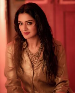 Vimala Raman Instagram - Escape the ordinary 💫✨ Now back with my most loving family of talent 😘❤️🥰🙏🏻 #photographer - @camerasenthil #makeup - @makeupibrahim #hair - @hairstylists_vijayaraghavan @yasinhairstylist Shoot Organised by @rrajeshananda . . . #latest #photoshoot #shoot #chennai #fashion #style #love #glamour #hot #glam #glitz #gold #golden #july #new #team #actor #actress #indiancinema #cinema #movie #explore #instagood #vimalaraman