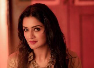 Vimala Raman Instagram - Escape the ordinary 💫✨ Now back with my most loving family of talent 😘❤️🥰🙏🏻 #photographer - @camerasenthil #makeup - @makeupibrahim #hair - @hairstylists_vijayaraghavan @yasinhairstylist Shoot Organised by @rrajeshananda . . . #latest #photoshoot #shoot #chennai #fashion #style #love #glamour #hot #glam #glitz #gold #golden #july #new #team #actor #actress #indiancinema #cinema #movie #explore #instagood #vimalaraman