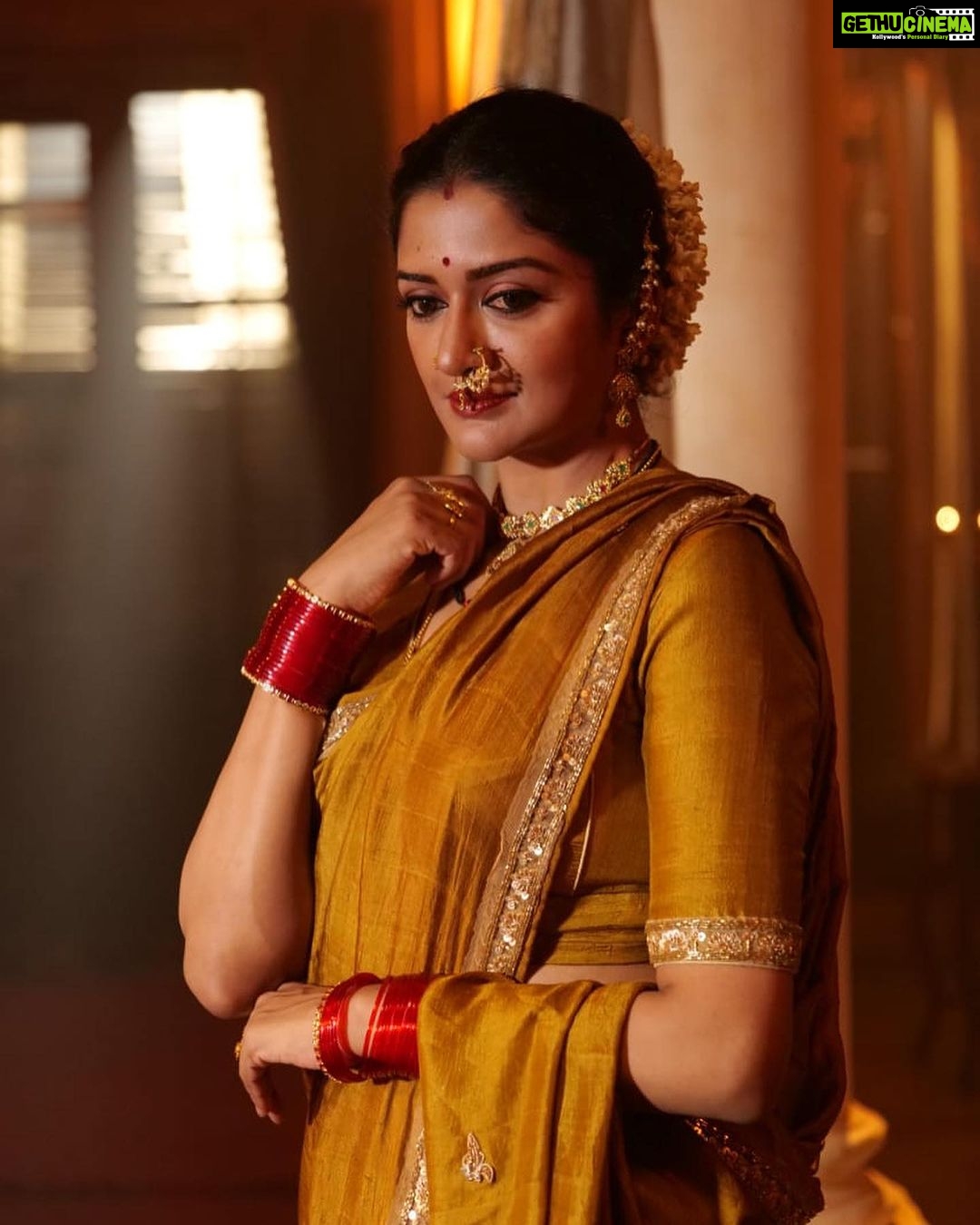 Vimala Raman Instagram - ‘In the right light, at the right time, everything looks extraordinary!’ ✨💥#aaronrose #stylist @aayeshaa.mariam #makeupartist @narasimhamakeupartist #hairstylist @raghavacharyramoju . . . . . #rudrangi #movie #cinema #telugu #period #historical #look #favourite #royal #styledbyayesha #style #indianwear #traditional #exploremore #explore #saree #fashion #lighting #light #photography #set #best #actor #actress #vimalaraman