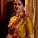 Vimala Raman Instagram - ‘In the right light, at the right time, everything looks extraordinary!’ ✨💥#aaronrose #stylist @aayeshaa.mariam #makeupartist @narasimhamakeupartist #hairstylist @raghavacharyramoju . . . . . #rudrangi #movie #cinema #telugu #period #historical #look #favourite #royal #styledbyayesha #style #indianwear #traditional #exploremore #explore #saree #fashion #lighting #light #photography #set #best #actor #actress #vimalaraman