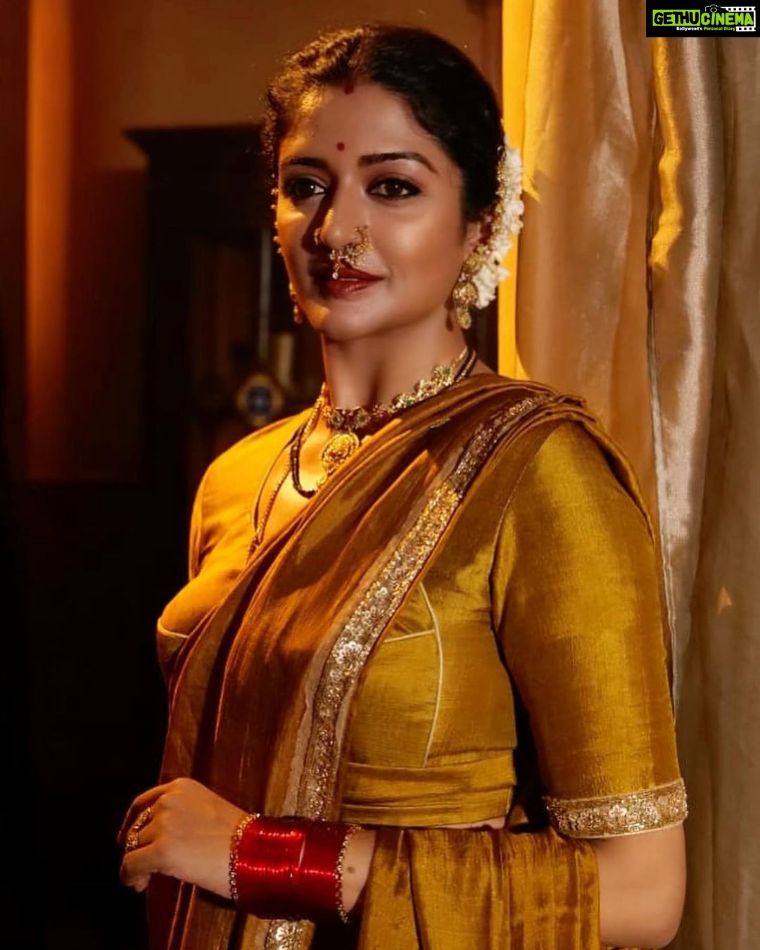 Vimala Raman Instagram - ‘In the right light, at the right time, everything looks extraordinary!’ ✨💥#aaronrose #stylist @aayeshaa.mariam #makeupartist @narasimhamakeupartist #hairstylist @raghavacharyramoju . . . . . #rudrangi #movie #cinema #telugu #period #historical #look #favourite #royal #styledbyayesha #style #indianwear #traditional #exploremore #explore #saree #fashion #lighting #light #photography #set #best #actor #actress #vimalaraman