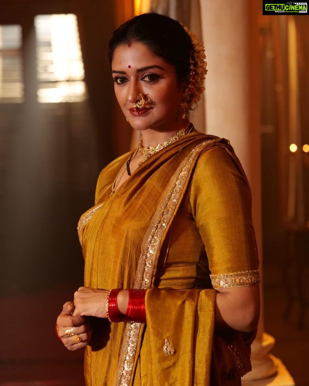 Vimala Raman Instagram - ‘In the right light, at the right time, everything looks extraordinary!’ ✨💥#aaronrose #stylist @aayeshaa.mariam #makeupartist @narasimhamakeupartist #hairstylist @raghavacharyramoju . . . . . #rudrangi #movie #cinema #telugu #period #historical #look #favourite #royal #styledbyayesha #style #indianwear #traditional #exploremore #explore #saree #fashion #lighting #light #photography #set #best #actor #actress #vimalaraman