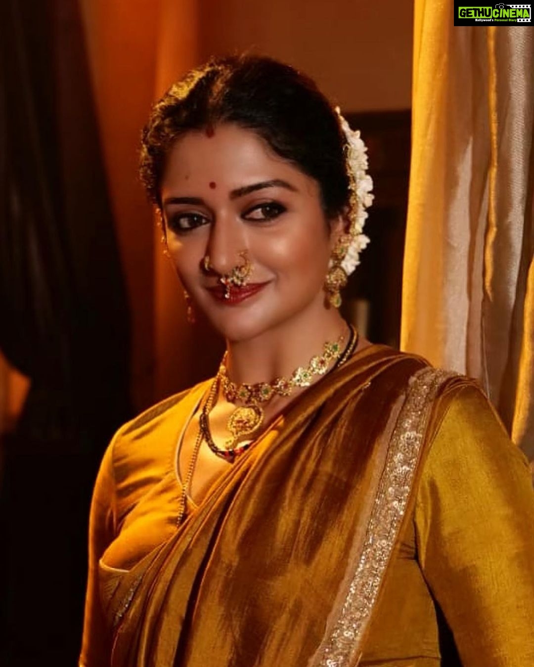 Vimala Raman Instagram - ‘In the right light, at the right time, everything looks extraordinary!’ ✨💥#aaronrose #stylist @aayeshaa.mariam #makeupartist @narasimhamakeupartist #hairstylist @raghavacharyramoju . . . . . #rudrangi #movie #cinema #telugu #period #historical #look #favourite #royal #styledbyayesha #style #indianwear #traditional #exploremore #explore #saree #fashion #lighting #light #photography #set #best #actor #actress #vimalaraman