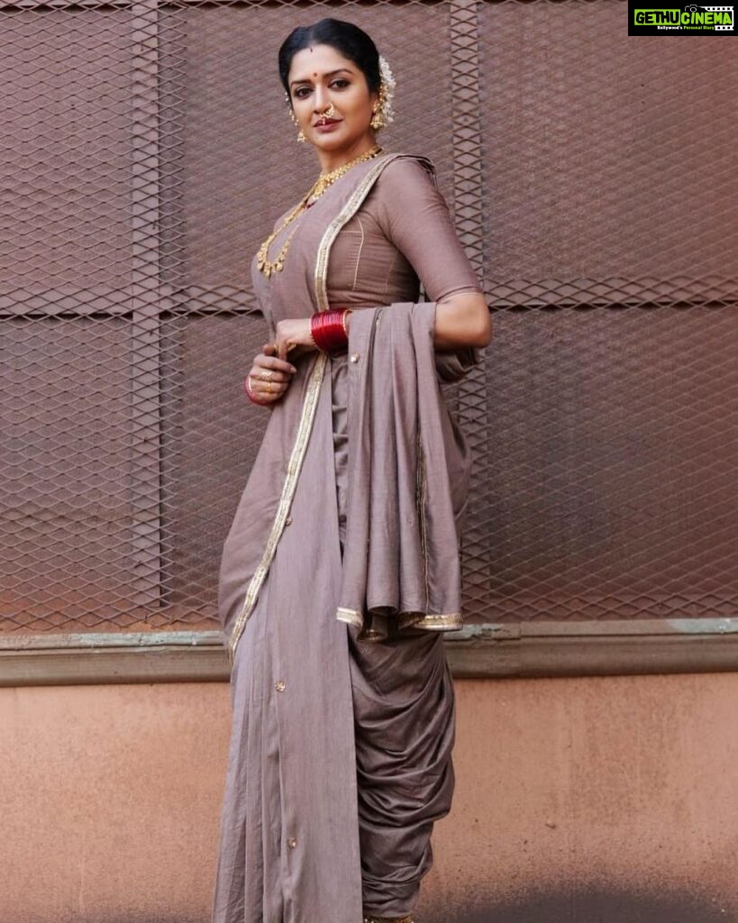 Vimala Raman Instagram - ‘People will stare, make it worth their while’ - #tomford 😉😎🪷🩶🤎 #stylist #styledbyayesha @aayeshaa.mariam 😘❤️ #makeupartist @narasimhamakeupartist #hairstylist @raghavacharyramoju . . . #rudrangi #regal #royal #period #film #movie #cinema #telugu #new #look #indianoutfit #traditional #classic #love #lovemyjob #instagood #actor #actress #vimalaraman