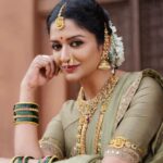 Vimala Raman Instagram - 💚🫅🏻🦜 Rudrangi ❤️‍🔥 #stylist @aayeshaa.mariam #makeupartist @narasimhamakeupartist #hairstylist @raghavacharyramoju #photographer Venkata Ramana . . . #rudrangi #movie #cinema #telugu #meerabhai #queen #regal #royal #indian #fashion #styling #style #outfit #saree #court #feels #love #instagood #photography #photooftheday #profile #exploremore #actor #actress #vimalaraman #lifeisgood