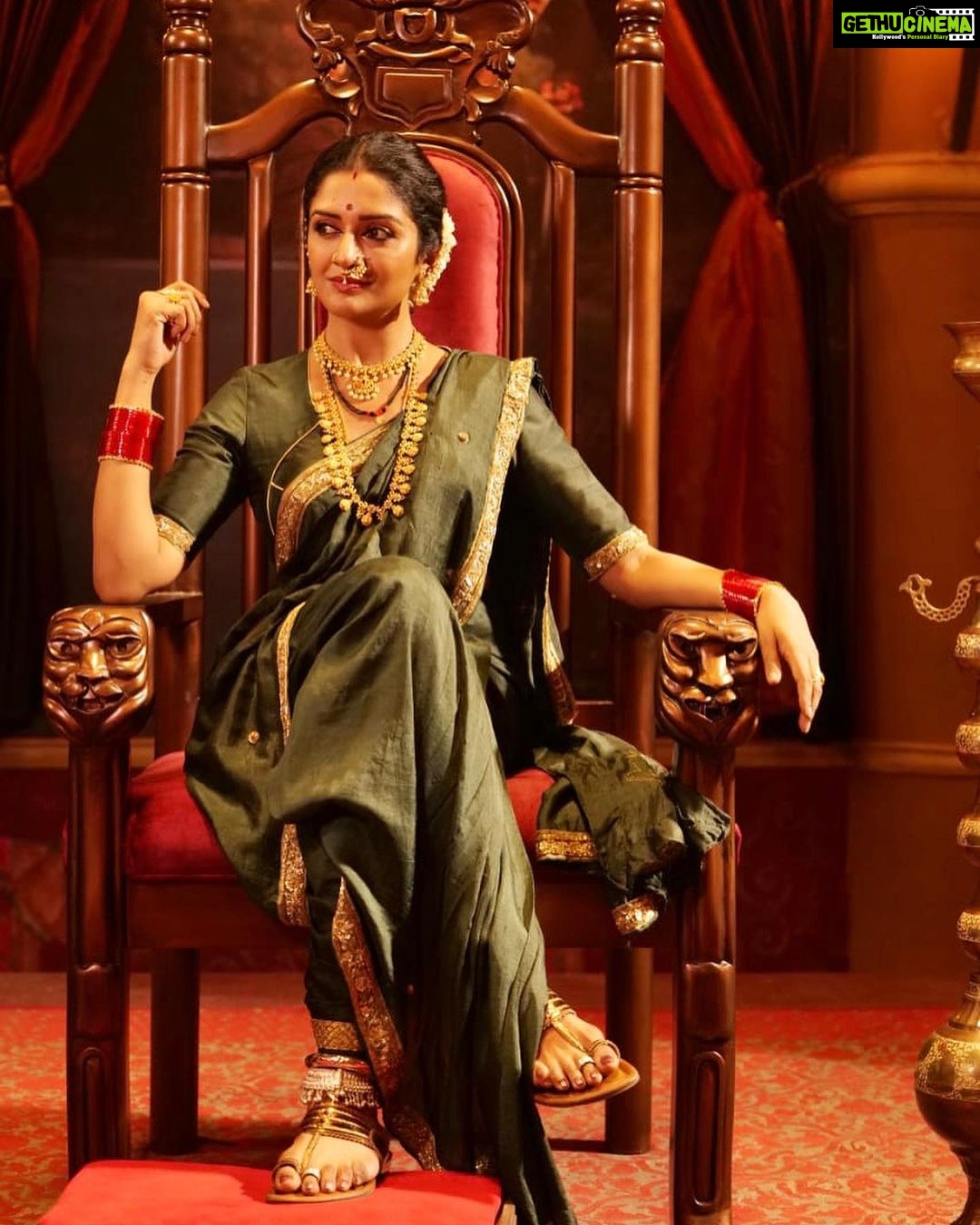 Vimala Raman Instagram - π Elegance is timeless β¨ . . . #stylist @aayeshaa.mariam πβ€οΈπ«Άπ½ #mua @narasimhamakeupartist #hairstylist @raghavacharyramoju . . . #rudrangi #movie #cinema #look #latest #regal #imperial #royal #royalty #grace #traditional #indian #telugu #tollywood #actorslife #actor #actress #vimalaraman #vr