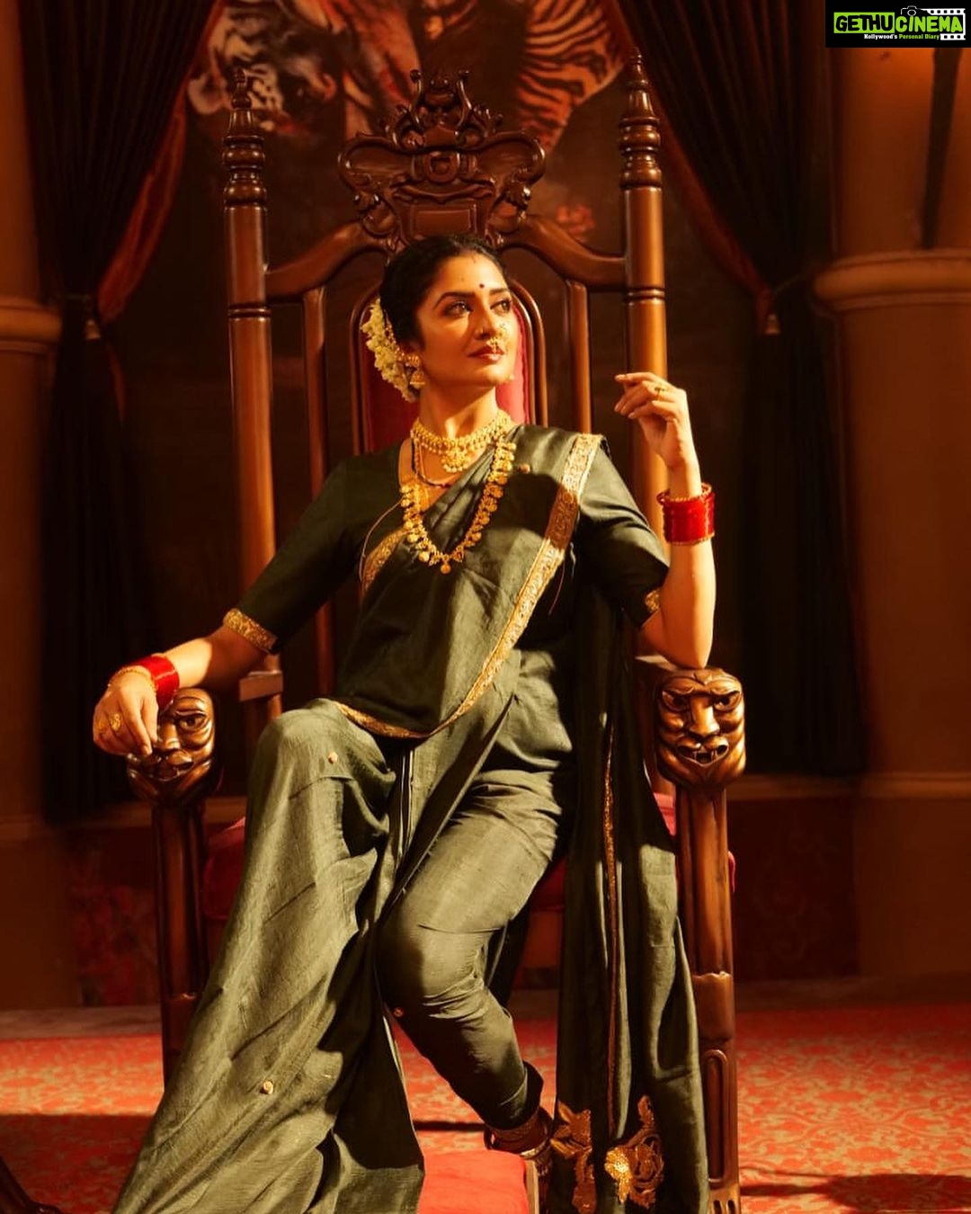 Vimala Raman Instagram - π Elegance is timeless β¨ . . . #stylist @aayeshaa.mariam πβ€οΈπ«Άπ½ #mua @narasimhamakeupartist #hairstylist @raghavacharyramoju . . . #rudrangi #movie #cinema #look #latest #regal #imperial #royal #royalty #grace #traditional #indian #telugu #tollywood #actorslife #actor #actress #vimalaraman #vr