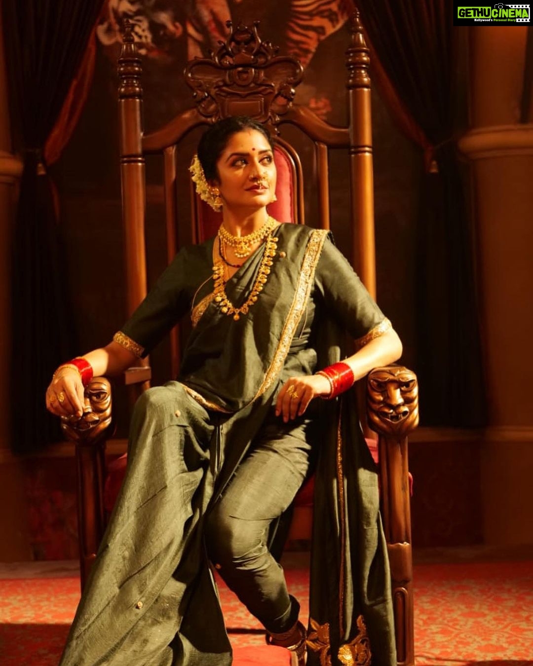 Vimala Raman Instagram - π Elegance is timeless β¨ . . . #stylist @aayeshaa.mariam πβ€οΈπ«Άπ½ #mua @narasimhamakeupartist #hairstylist @raghavacharyramoju . . . #rudrangi #movie #cinema #look #latest #regal #imperial #royal #royalty #grace #traditional #indian #telugu #tollywood #actorslife #actor #actress #vimalaraman #vr
