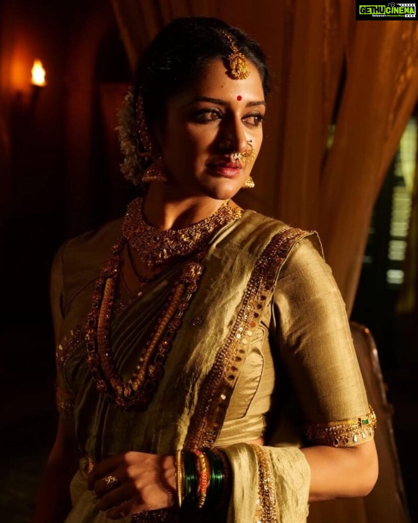 Vimala Raman Instagram - ✨The brighter the light the deeper the shadow ✨- Jay kristoff Big shout out to my amazing team ❤️🙏🏻 #stylist @aayeshaa.mariam #makeupartist @narasimhamakeupartist #hairstylist @raghavacharyramoju #photographer #venkataramana . . . #rudrangi #meerabhai #movie #cinema #telugu #mew #latest #look #royalty #royal #indian #traditional #styling #queen #love #picoftheday #actor #actress #vimalaraman