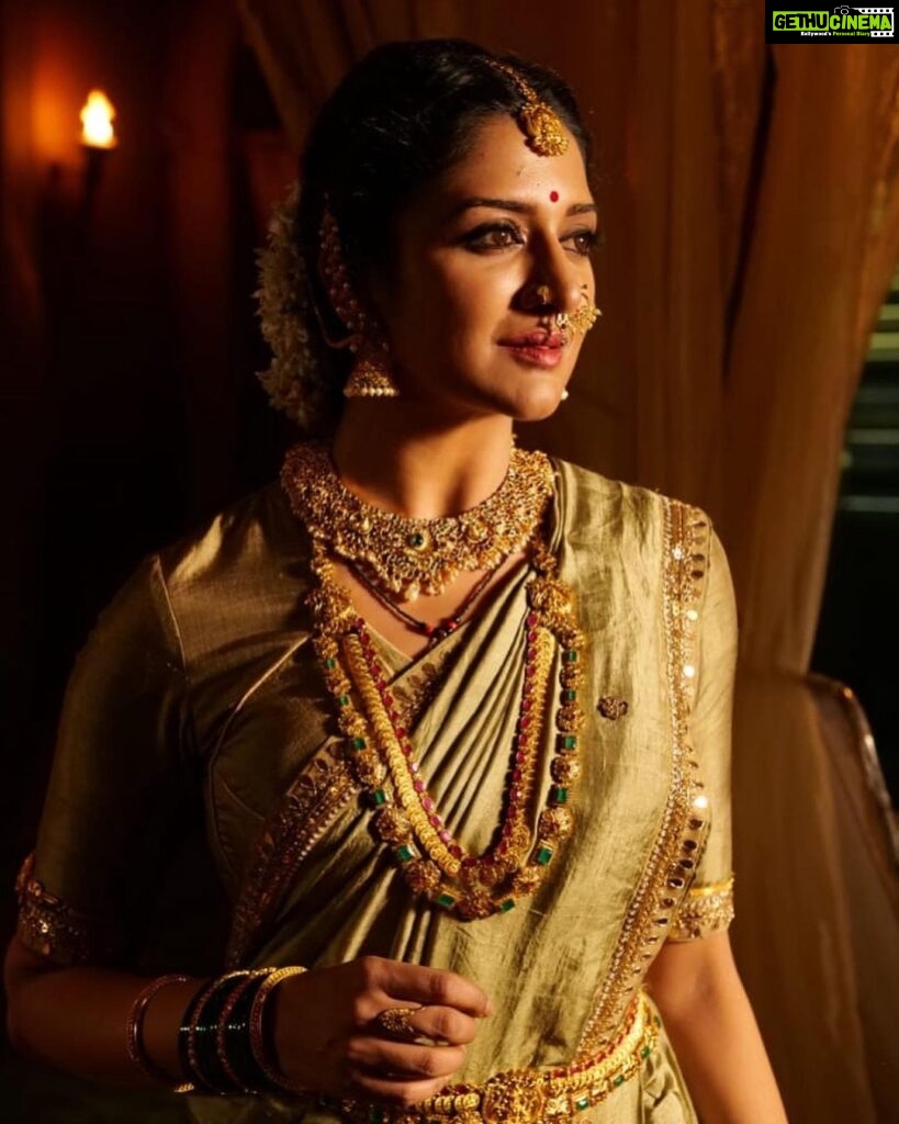 Vimala Raman Instagram - ✨The brighter the light the deeper the shadow ✨- Jay kristoff Big shout out to my amazing team ❤️🙏🏻 #stylist @aayeshaa.mariam #makeupartist @narasimhamakeupartist #hairstylist @raghavacharyramoju #photographer #venkataramana . . . #rudrangi #meerabhai #movie #cinema #telugu #mew #latest #look #royalty #royal #indian #traditional #styling #queen #love #picoftheday #actor #actress #vimalaraman