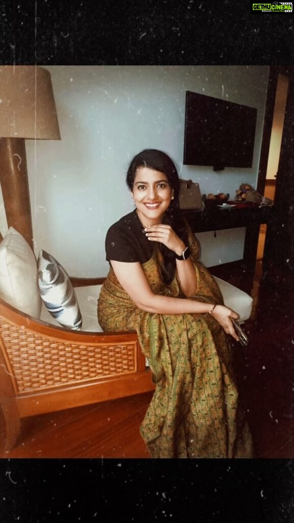 Vishakha Singh Instagram - A shoutout to @ruchirathore755 and @soovos_handlooms for delivering! My commitment to a sustainable wardrobe has been reinforced in 2023. I no longer shop on impulse ( i never liked shopping anyways ). I don’t shop fast fashion. So no Zara’s , H&Ms , Mango et al anymore. No polyester blends or any other unsustainable fabric choice. I have learnt to dig into my wardrobe to rewear or share from my mom, sister, niece, besties (read borrow 😅) If I do shop - it has to be local as far as possible. I am in the midst of @remakeourworld ‘s 90 days #NoShoppingChallenge Proud to say I am winning. Borrowed this beautiful tussar hand embroidered saree featuring ajrakh work from Bhuj by @soovos_handlooms for an event . Light. Comfortable. Very 🇮🇳 ❤ 📸 @swatityagi986 Jaypee greens resorts n Spa