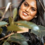 Vishnu Priya Instagram - Silksmitha mam Recreation look🥰 . . MUA: @dina_chennaimakeupartist Hairstylist : @shalini_hairartist Photography: @eyemomentclickers @its_rohith133 @magilan_08 From: @slashmakeupacademy . . #Photography #recreationlook #silksumitha #90s #vintagelook #PhotoShoot #blackandwhite