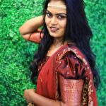 Vishnu Priya Instagram - A Timeless Resemblance! 👯‍♂️ #silksmithaLookalike Actors : @ivishnupriyagandhi PC 📸 : @venuchaithu28 IndiaGlitz Tamil