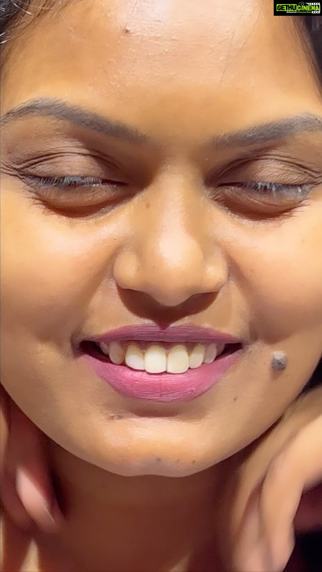 Vishnu Priya Instagram - Reminded me silk Smitha 🌸 proud to work with you🙏 Velachery Chennai