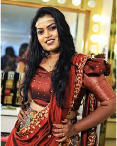 Vishnu Priya Instagram - A Timeless Resemblance! 👯‍♂️ #silksmithaLookalike

Actors : @ivishnupriyagandhi
PC 📸 : @venuchaithu28