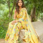 Vithika Sheru Instagram – 💛
Pc – @pixelaffinityphotography 
Saree – @madhoosclassic8
Earrings – @pretty.jewelbox