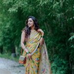 Vithika Sheru Instagram – Monsoons Are My Fav 💛 
Saree – @madhoosclassic8 
Earrings – @pretty.jewelbox 
Pc- @pixelaffinityphotography
Bag – @cosmic.dots