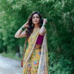 Vithika Sheru Instagram – Monsoons Are My Fav 💛 
Saree – @madhoosclassic8 
Earrings – @pretty.jewelbox 
Pc- @pixelaffinityphotography
Bag – @cosmic.dots