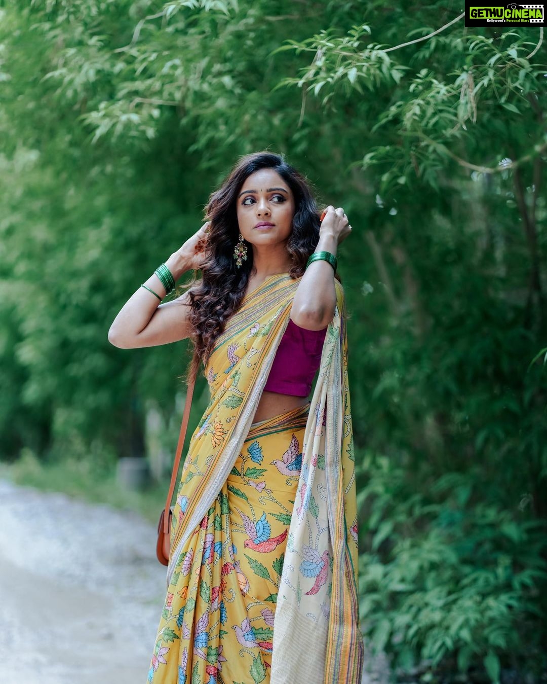 Vithika Sheru Instagram - Monsoons Are My Fav 💛 Saree - @madhoosclassic8 Earrings - @pretty.jewelbox Pc- @pixelaffinityphotography Bag - @cosmic.dots