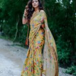 Vithika Sheru Instagram – Monsoons Are My Fav 💛 
Saree – @madhoosclassic8 
Earrings – @pretty.jewelbox 
Pc- @pixelaffinityphotography
Bag – @cosmic.dots