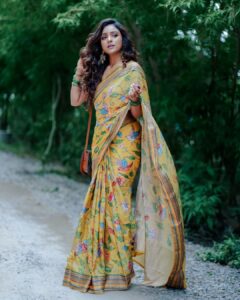 Vithika Sheru Instagram - Monsoons Are My Fav 💛 Saree - @madhoosclassic8 Earrings - @pretty.jewelbox Pc- @pixelaffinityphotography Bag - @cosmic.dots