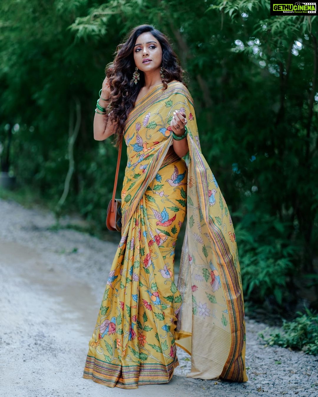 Vithika Sheru Instagram - Monsoons Are My Fav 💛 Saree - @madhoosclassic8 Earrings - @pretty.jewelbox Pc- @pixelaffinityphotography Bag - @cosmic.dots