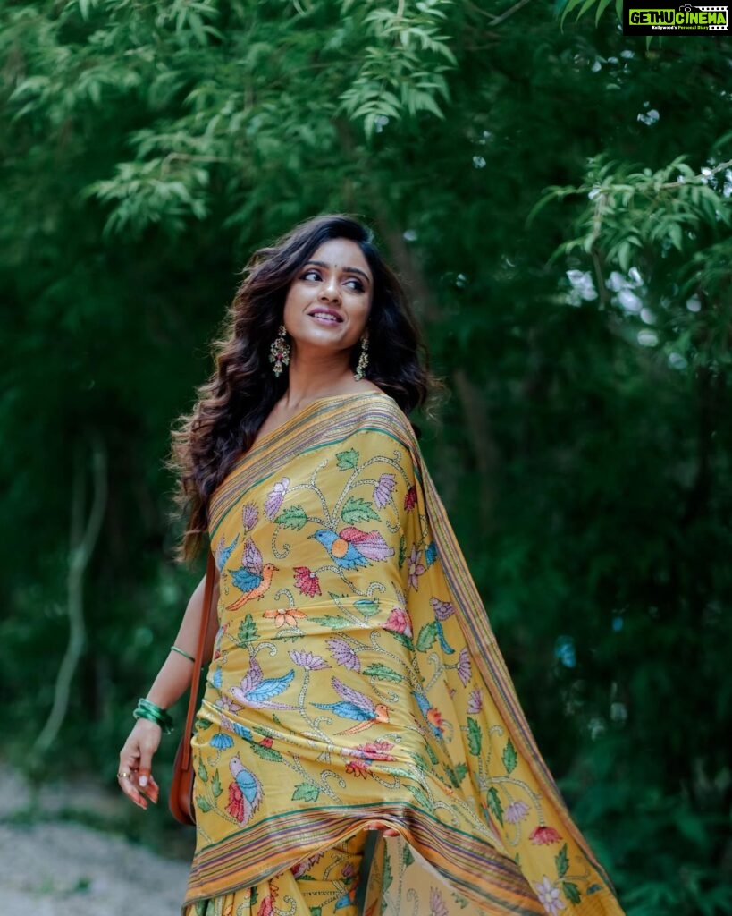 Vithika Sheru Instagram - Monsoons Are My Fav 💛 Saree - @madhoosclassic8 Earrings - @pretty.jewelbox Pc- @pixelaffinityphotography Bag - @cosmic.dots