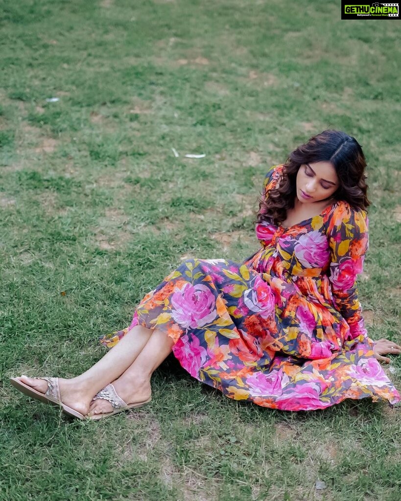 Vithika Sheru Instagram - You Will Bloom Right On Time 💐 . Footwear - @flutter_preeti Outfit - @madhoosclassic8 PC - @pixelaffinityphotography