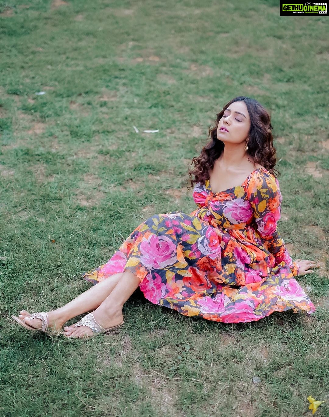 Vithika Sheru Instagram - You Will Bloom Right On Time 💐 . Footwear - @flutter_preeti Outfit - @madhoosclassic8 PC - @pixelaffinityphotography