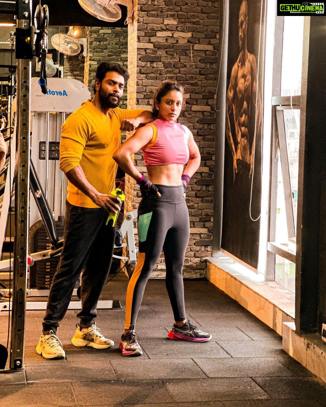 Vithika Sheru Instagram - it’s not just body transformation it is about mind and soul too. @antony.arnoldfitnessgym Trained by the best