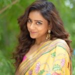 Vithika Sheru Instagram - ❤️ Saree -@madhoosclassic8 Earrings - @pretty.jewelbox Bag - @cosmic.dots