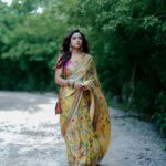 Vithika Sheru Instagram - Monsoons Are My Fav 💛 Saree - @madhoosclassic8 Earrings - @pretty.jewelbox Pc- @pixelaffinityphotography Bag - @cosmic.dots