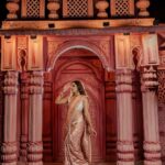 Vithika Sheru Instagram – I Carry My Grace Just Like This Saree ❤️ 

@house_of_aakriti  has an amazing collection. Do check out their page for more beautiful sarees. 

PC – @teamartviewworks 
Location – @passionate_studios