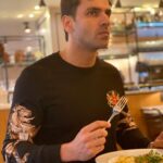 Vivek Dahiya Instagram – Embrace solitude, savour the flavors. A man and his meal, a perfect harmony. 🍽️