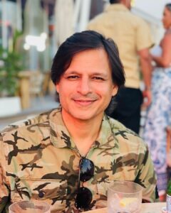 Vivek Oberoi Instagram - Pro tip: No matter what you’re doing, when its #goldenhour = its time to pose 📸