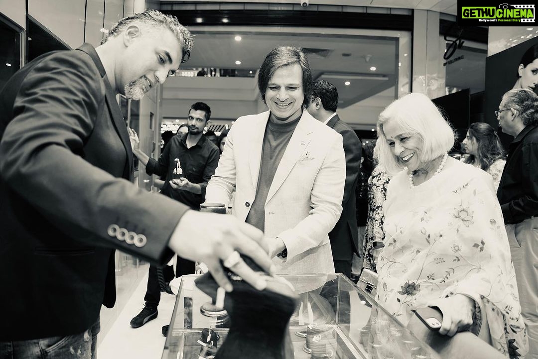 Vivek Oberoi Instagram - Had the beautiful opportunity of having my number one supporter, my mother at the launch of our latest @solitariodiamonds store in @marketcitykurla at Mumbai last month where we did some #ethicalshopping from our newly curated designs; and can you guess what sparkles more than a diamond? (hint: 👩🏻) #solitariodiamonds #labgrowndiamonds #launch #ethicallymade Phoenix Marketcity - Mumbai