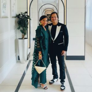 Vivek Oberoi Instagram - Pro tip: When taking an 11/10 on a date, you always have to dress to impress☝🏻

Special shoutout to @varoinmarwah for this classy piece on me🤩

#datenight #london #bollywood