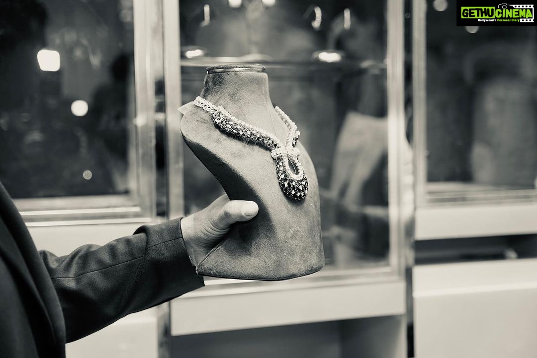 Vivek Oberoi Instagram - Had the beautiful opportunity of having my number one supporter, my mother at the launch of our latest @solitariodiamonds store in @marketcitykurla at Mumbai last month where we did some #ethicalshopping from our newly curated designs; and can you guess what sparkles more than a diamond? (hint: π©π») #solitariodiamonds #labgrowndiamonds #launch #ethicallymade Phoenix Marketcity - Mumbai