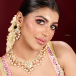 Yaashika Aanand Instagram - I’m everything you want but can’t have 😜🌸❤️ . 📸 @sathyaphotography3 💄💇‍♀️ @murugeshmakeup_hair 👗 @samyakksarees 📍 @studiocentralchennai 💍 @mahalaxmiadyar . . . . #swipeleft #exploremore #viralpost #indianbride #flowers