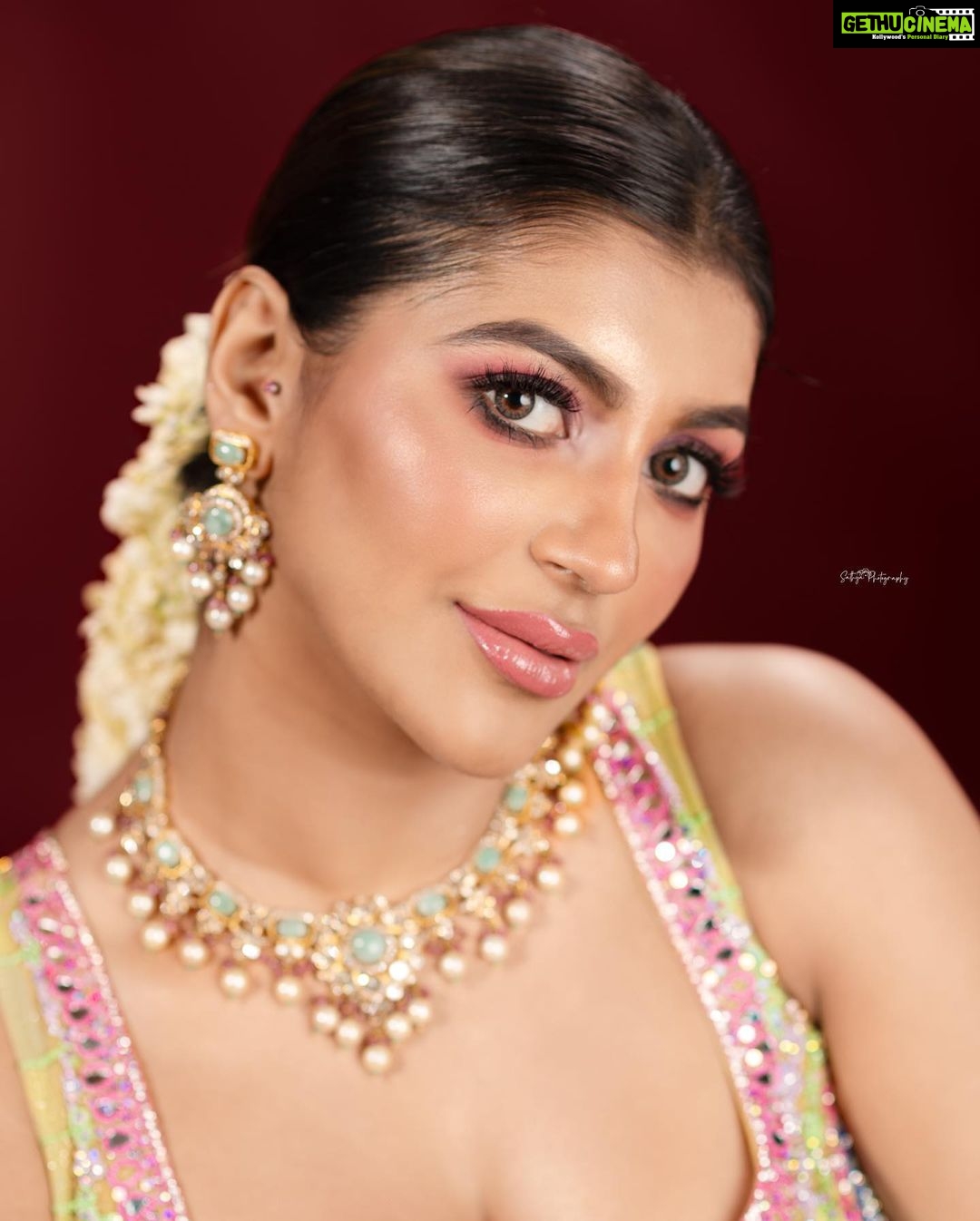 Yaashika Aanand Instagram - Iβm everything you want but canβt have ππΈβ€οΈ . πΈ @sathyaphotography3 ππββοΈ @murugeshmakeup_hair π @samyakksarees π @studiocentralchennai π @mahalaxmiadyar . . . . #swipeleft #exploremore #viralpost #indianbride #flowers