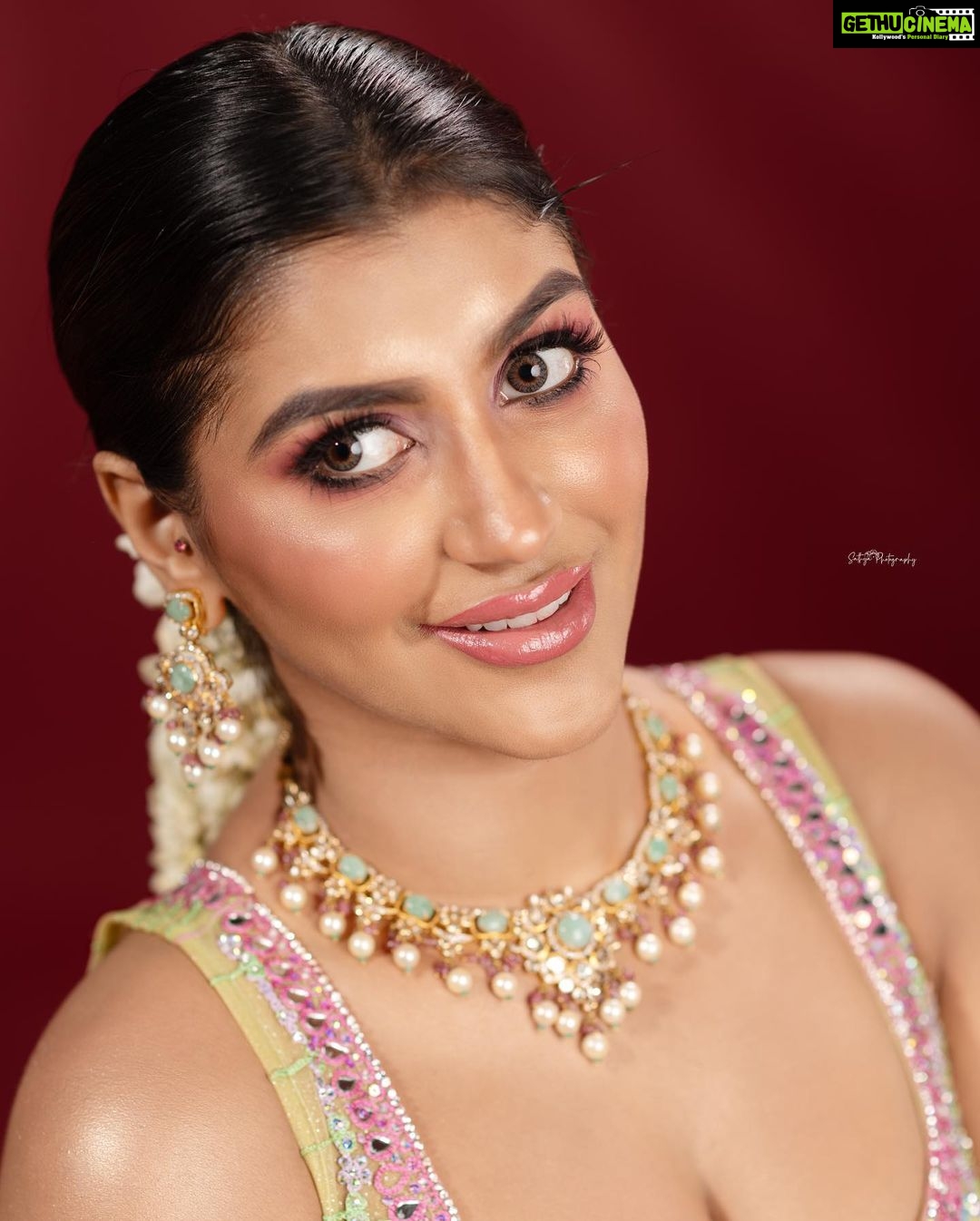 Yaashika Aanand Instagram - Iβm everything you want but canβt have ππΈβ€οΈ . πΈ @sathyaphotography3 ππββοΈ @murugeshmakeup_hair π @samyakksarees π @studiocentralchennai π @mahalaxmiadyar . . . . #swipeleft #exploremore #viralpost #indianbride #flowers