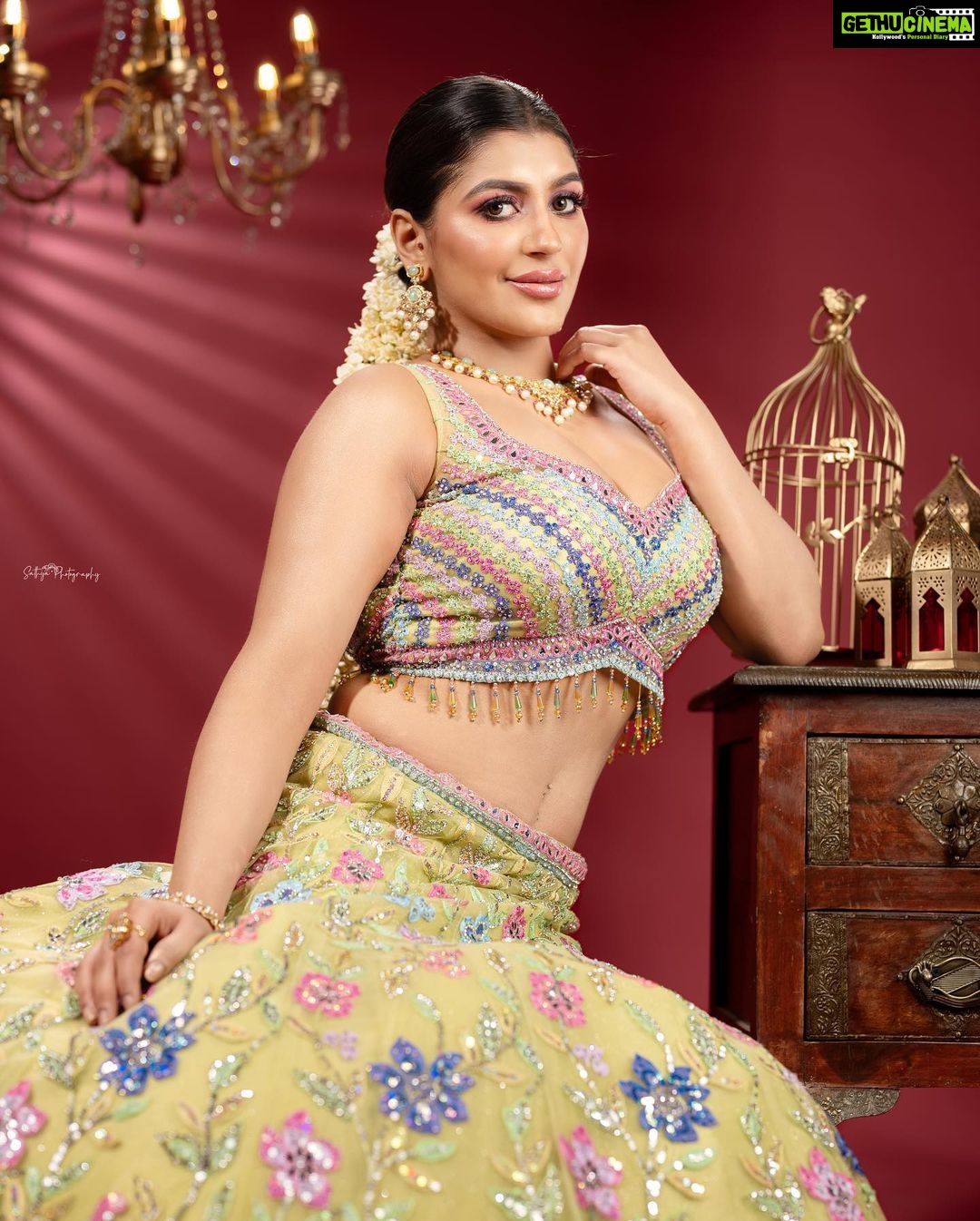 Yaashika Aanand Instagram - Choose ur fav ππ€ . πΈ @sathyaphotography3 , π/ πββοΈ @murugeshmakeup_hair π @studiocentralchennai π @samyakksarees π @mahalaxmiadyar . . . #explorepage #indianbride #lahenga